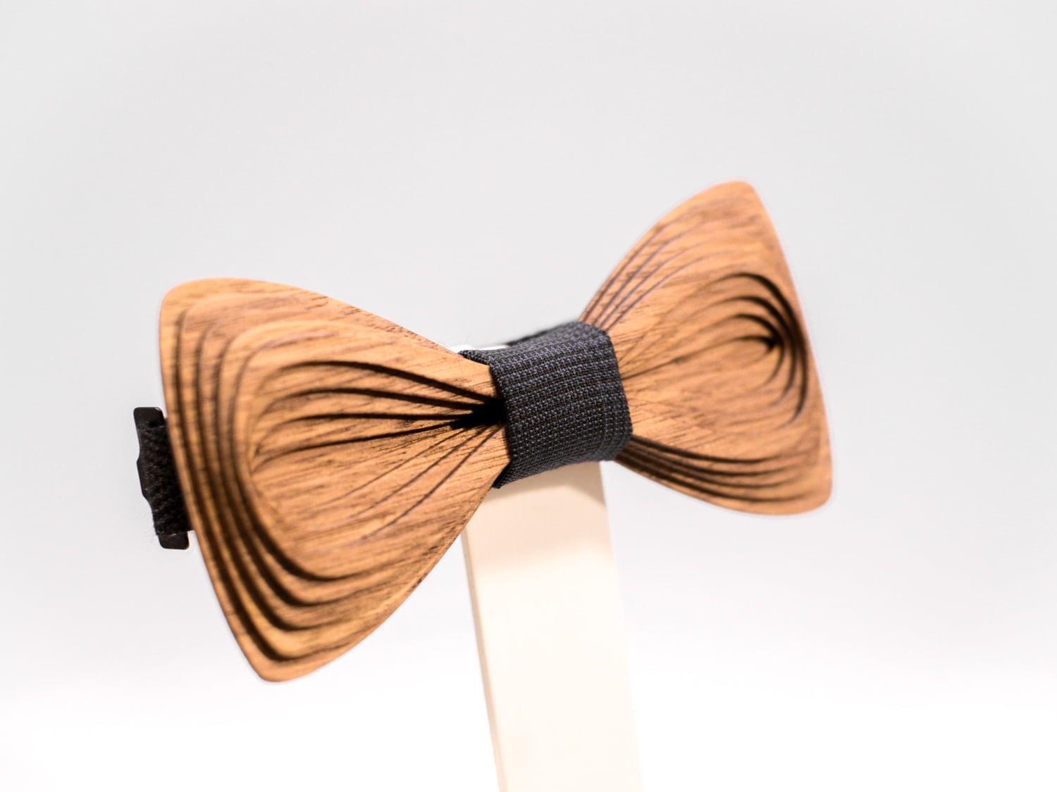 SÖÖR Antero neckwear in walnut wood from FSC certified forest. A wooden bowtie by Hermandia.